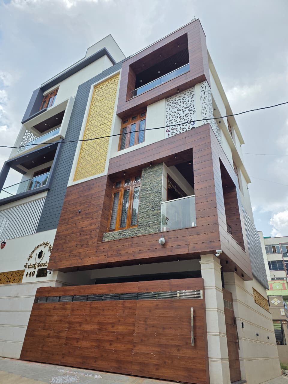 Residence 149 in Bengaluru with HPL cladding and CNC screens