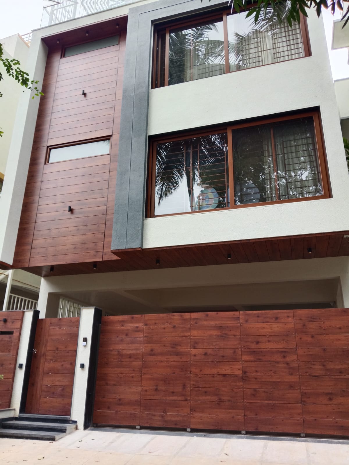 Independent residence in Bengaluru with exterior HPL cladding